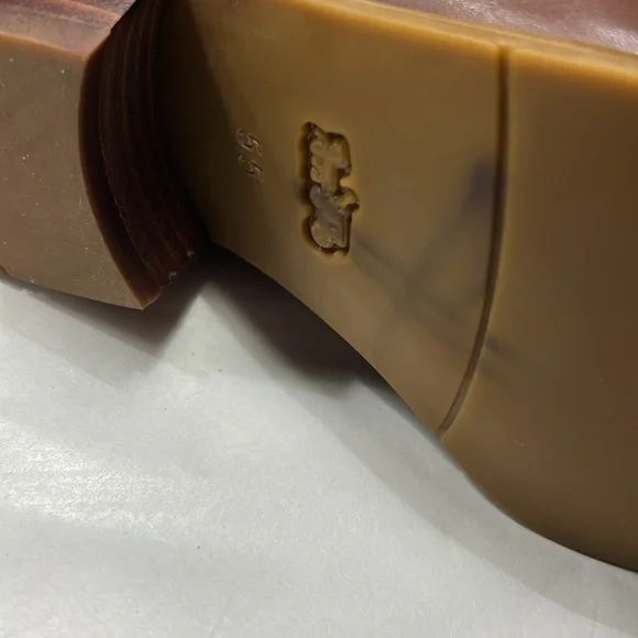 Coach Dylan Horse and Carriage bootie in walnut leather. Inner zipper. Size 5.5 - Picture 4 of 8